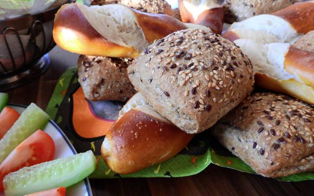 Brötchen und Gemüse beim Frühstück